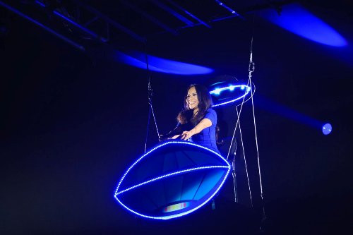 Việt Hương xuất hiện bất ngờ từ trên cao xuống sân khấu. Việt Hương xuất hiện bất ngờ từ trên cao xuống sân khấu.