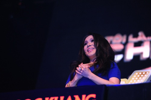 Việt Hương tỏ vẻ thích thú với tiết mục của Trấn Thành. Việt Hương tỏ vẻ thích thú với tiết mục của Trấn Thành.