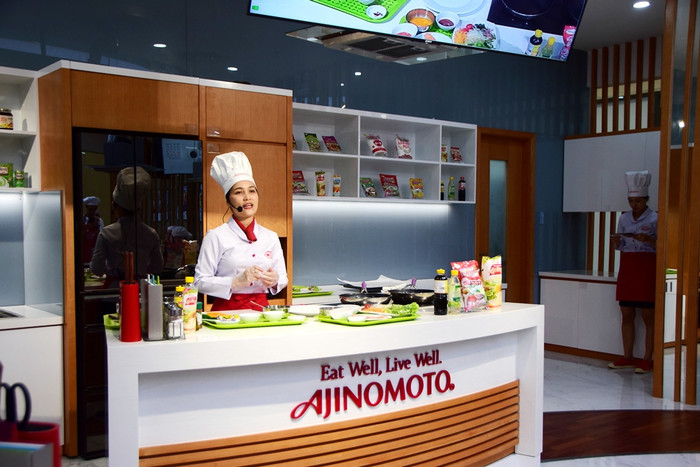 Đầu bếp Nguyễn Thị Tuyển – Giảng viên khoa quản trị và nấu ăn Trường Cao đẳng Du lịch Hà Nội chia sẻ cách chế biến món ăn tại lớp học - ảnh Hoàng Lực Đầu bếp Nguyễn Thị Tuyển – Giảng viên khoa quản trị và nấu ăn Trường Cao đẳng Du lịch Hà Nội chia sẻ cách chế biến món ăn tại lớp học - ảnh Hoàng Lực