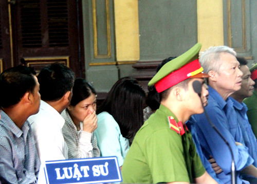 Bị cáo Phạm Văn Cử (áo xanh, nguyên giám đốc Agribank Chi nhánh 7) tại phiên tòa ngày 24/10/2016, ảnh Hải Duyên Bị cáo Phạm Văn Cử (áo xanh, nguyên giám đốc Agribank Chi nhánh 7) tại phiên tòa ngày 24/10/2016, ảnh Hải Duyên