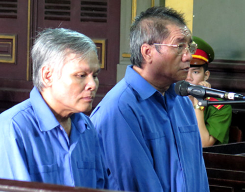 Liên quan đến những sai phạm trong thời gian điều hành Công ty tài chính ALC II, đây là lần thứ 2 ông Hảo (ngoài cùng bên trái) nhận mức án tử hình. Ảnh: H. H. Liên quan đến những sai phạm trong thời gian điều hành Công ty tài chính ALC II, đây là lần thứ 2 ông Hảo (ngoài cùng bên trái) nhận mức án tử hình. Ảnh: H. H.