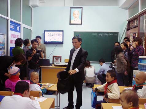 Kiêm luôn diễn viên biểu diễn ảo thuật. (Ảnh Thu Hòe) Kiêm luôn diễn viên biểu diễn ảo thuật. (Ảnh Thu Hòe)