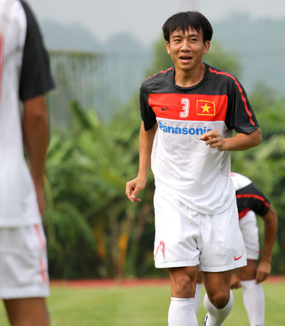 Trung vệ Nguyễn Minh Đức - 30 tuổi, cựu thủ quân đội tuyển quốc gia. Chia tay Sài Gòn Xuân Thành để về với đội bóng cũ V.Hải Phòng, tưởng như mọi chuyện đã êm xuôi nhưng hợp đồng chính thức giữa Minh Đức và đội bóng đất Cảng vẫn chưa thể ký do chưa được cấp kinh phí.