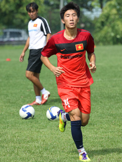 Hậu vệ Chu Ngọc Anh - 24 tuổi, cựu tuyển thủ quốc gia. Sau khi đội bóng bầu Kiên giải tán, hậu vệ người Nam Định đã được V.Ninh Bình cho thử việc và theo thông tin mới nhất thì đội bóng cố đô Hoa Lư đã từ chối ký hợp đồng với hậu vệ này.