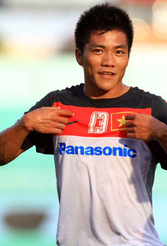 Tiền đạo Quang Hải - 28 tuổi, tuyển thủ quốc gia. Khó khăn lắm mới được Sài Gòn Xuân Thành bật đèn xanh cho ra đi, cũng đã được ra mắt trong màu áo XMV.Hải Phòng, nhưng cũng như Minh Đức và Như Thành, Hải gà vẫn đang phải chờ ký hợp đồng với đội bóng đất Cảng.