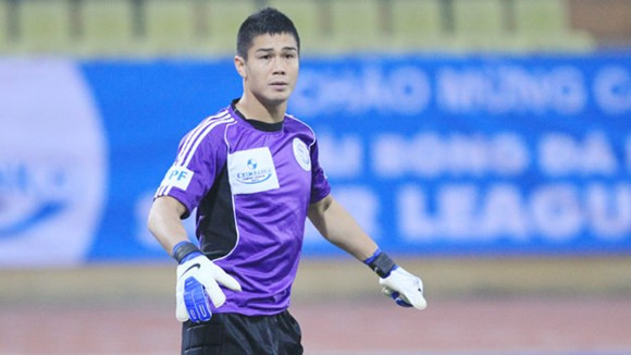 Thủ thành Trần Đức Cường - 27 tuổi, cựu tuyển thủ quốc gia. Là người có bề dày thành tích nhất trong 3 thủ môn của CLB BĐ Hà Nội, nhưng khi hai đồng đội Minh Phong và Văn Hưng đã có bến đỗ sau ngày đội bóng này giản tán, Trần Đức Cường vẫn loay hoay trên sân đá “phủi”.