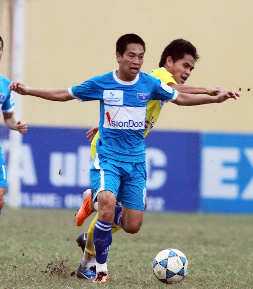 Tiền vệ Trọng Lộc - 32 tuổi, cựu tuyển thủ quốc gia. Trường hợp của Trọng Lộc cũng tương tự như Chu Ngọc Anh, tiền vệ tài hoa một thời của bóng đá Thành Nam bị V.Ninh Bình từ chối ký hợp đồng dù đã cho thử việc do không đáp ứng được nhu cầu chuyên môn.