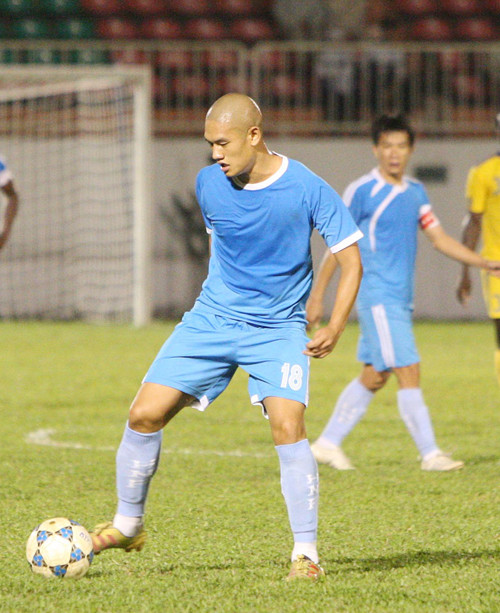 Tiền vệ Jonny Ngọc Anh - 27 tuổi, cầu thủ Việt kiều. Từng được kỳ vọng lớn khi ký hợp đồng có thời hạn 1 năm với đội bóng của bầu Kiên nhưng từ khi CLB BĐ Hà Nội giải tán, tiền vệ Việt kiều này cũng tứ cố vô thân...