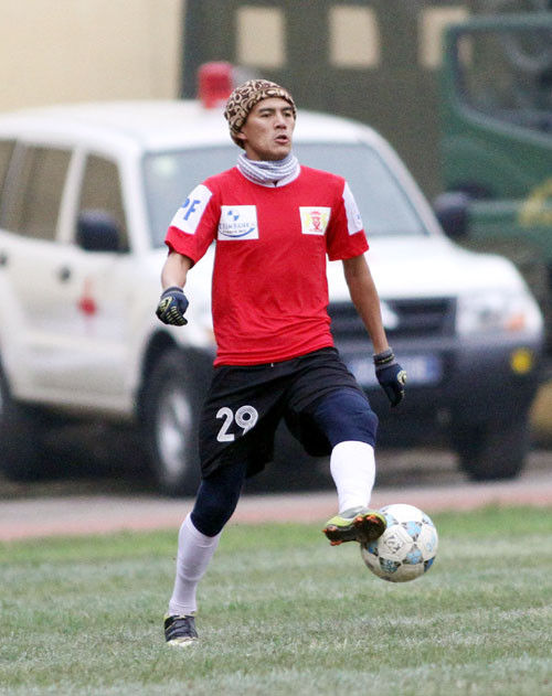 Hậu vệ Châu Phong Hòa - 28 tuổi, cựu tuyển thủ quốc gia. Mới chỉ 28 tuổi, cái tuổi được cho là đang bước vào độ chín của sự nghiệp nhưng Châu Phong Hòa lại thân bại danh liệt vì những phút sống buông thả. Bị V.Ninh Bình thanh lí hợp đồng trước thời hạn, ngôi sao một thời của bóng đá Đồng Tháp đã phải trả một cái giá rất đắt, bây giờ phải rơi vào cảnh “tứ cố vô thân”: không nhà cửa, không nghề nghiệp...