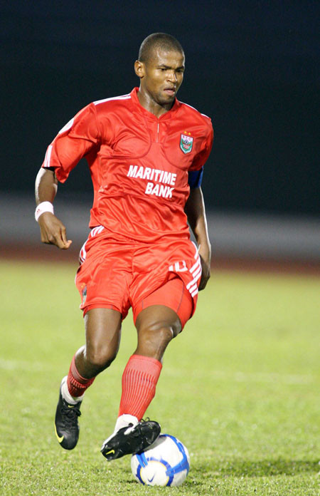 Tiền vệ Philani - 34 tuổi. Từng là công thần của B.Bình Dương nhiều mùa giải qua nhưng mới đây tiền vệ người Nam Phi này đã bị chuyển xuống thi đấu ở đội bóng hạng Nhất TDC Bình Dương.