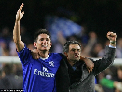Mourinho thất bại vì không lôi kéo được cầu thủ đứng về phía mình giống như ở Chelsea. Mourinho thất bại vì không lôi kéo được cầu thủ đứng về phía mình giống như ở Chelsea.