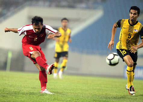 Trọng Hoàng sút xa đẹp mắt mở tỷ số. Ảnh: Quang Minh