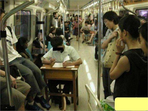 Gần đến ngày thi tôi học hành rất chăm chỉ ngay cả trên xe bus Gần đến ngày thi tôi học hành rất chăm chỉ ngay cả trên xe bus