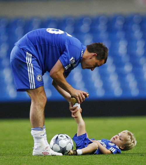 Dù trên sân hay ngoài sân bóng Terry vẫn dành thời gian cho các con. Dù trên sân hay ngoài sân bóng Terry vẫn dành thời gian cho các con.