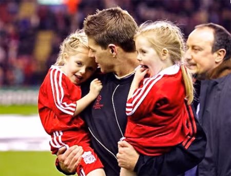 Đội trưởng mẫu mực của Liverpool cũng là ông bố rất mẫu mực với các thiên thần nhỏ của anh.