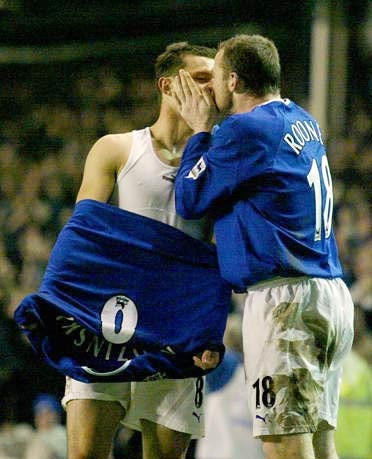 - Năm 2003, lúc còn là thần đồng ở Everton, Rooney cũng đã nổi hứng hôn môi đồng đội Tomasz Radzinski. - Năm 2003, lúc còn là thần đồng ở Everton, Rooney cũng đã nổi hứng hôn môi đồng đội Tomasz Radzinski.