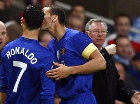 Rio Ferdinand và Cristiano Ronaldo hôn nhau ngay trước mặt HLV Ferguson. Rio Ferdinand và Cristiano Ronaldo hôn nhau ngay trước mặt HLV Ferguson.