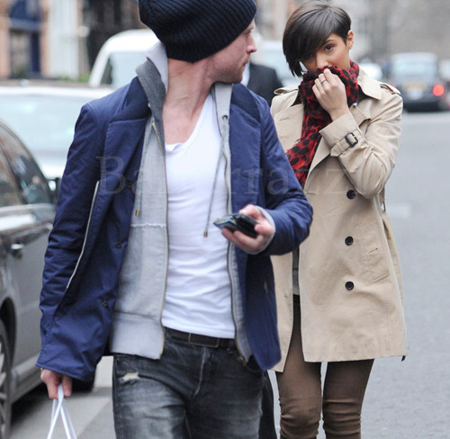 Có cô ca sĩ trẻ Frankie Sandford ở bên, Wayne Bridge hẳn đã quên hẳn chuyện buồn bị cả bạn thân Terry và bạn gái cũ Vanessa Perroncel phản bội. Có cô ca sĩ trẻ Frankie Sandford ở bên, Wayne Bridge hẳn đã quên hẳn chuyện buồn bị cả bạn thân Terry và bạn gái cũ Vanessa Perroncel phản bội.