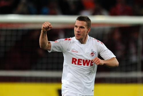 Tuyển thủ Đức, Lukas Podolski (Cologne) đã từng tuyên bố muốn rời khỏi Bundesliga để tìm một bến đỗ mới. Bởi vậy, gần như ngay lập tức HLV Arsene Wenger đã cử những tuyển trạch viên tới theo dõi ngôi sao này thi đấu. Dù không nổi trội trong màu áo CLB nhưng Podolski luôn là ‘sát thủ’ nguy hiểm trong màu áo Cỗ xe tăng Đức. Điểm mạnh của tiền đạo gốc Ba Lan này chính là tốc độ và những cú sút chân trái đầy uy lực. Tuyển thủ Đức, Lukas Podolski (Cologne) đã từng tuyên bố muốn rời khỏi Bundesliga để tìm một bến đỗ mới. Bởi vậy, gần như ngay lập tức HLV Arsene Wenger đã cử những tuyển trạch viên tới theo dõi ngôi sao này thi đấu. Dù không nổi trội trong màu áo CLB nhưng Podolski luôn là ‘sát thủ’ nguy hiểm trong màu áo Cỗ xe tăng Đức. Điểm mạnh của tiền đạo gốc Ba Lan này chính là tốc độ và những cú sút chân trái đầy uy lực.