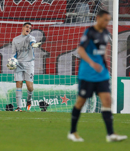 Thủ thành Vito Mannone của Arsenal đã gia nhập Hull theo dạng cho mượn kể từ thị trường chuyển nhượng mùa đông vừa qua cho tới hết mùa giải năm nay. Thủ môn 23 tuổi người Ý mới được ra sân đúng 1 lần trong màu áo Pháo thủ mùa này khi được vào thay người trong thất bại 3-1 trước Olympiakos tại Champions League. Và thủ thành này cũng đang được HLV Wenger ‘bật đèn xanh’ để tìm bến đỗ mới. Thủ thành Vito Mannone của Arsenal đã gia nhập Hull theo dạng cho mượn kể từ thị trường chuyển nhượng mùa đông vừa qua cho tới hết mùa giải năm nay. Thủ môn 23 tuổi người Ý mới được ra sân đúng 1 lần trong màu áo Pháo thủ mùa này khi được vào thay người trong thất bại 3-1 trước Olympiakos tại Champions League. Và thủ thành này cũng đang được HLV Wenger ‘bật đèn xanh’ để tìm bến đỗ mới.