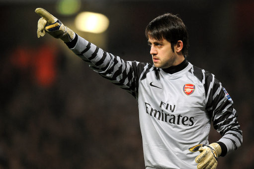 27 lần ra sân trong 5 mùa giải, đó là con số khiêm tốn mà thủ thành Lukasz Fabianski đã đóng góp cho Pháo thủ thành London. Hơn nữa, phong độ xuất sắc của Wojciech Szczesny thì cơ hội ra sân của anh rất ít. Và giải pháp tốt cho cả đôi bên vào lúc này là thủ môn người Ba Lan nên tìm một bến đỗ mới để có được cơ hội chứng tỏ mình nhiều hơn. 27 lần ra sân trong 5 mùa giải, đó là con số khiêm tốn mà thủ thành Lukasz Fabianski đã đóng góp cho Pháo thủ thành London. Hơn nữa, phong độ xuất sắc của Wojciech Szczesny thì cơ hội ra sân của anh rất ít. Và giải pháp tốt cho cả đôi bên vào lúc này là thủ môn người Ba Lan nên tìm một bến đỗ mới để có được cơ hội chứng tỏ mình nhiều hơn.