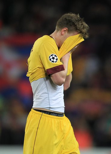 Tuy Nicklas Bendtner đang thi đấu ở CLB Sunderland dưới dạng cho mượn, nhưng cơ hội quay trở lại thi đấu cho Arsenal cũng không nhiều. Hiện tại có khá nhiều CLB ở giải Bundesliga quan tâm. Giá của Bendtner được định vào khoảng 9 triệu bảng. Tuy Nicklas Bendtner đang thi đấu ở CLB Sunderland dưới dạng cho mượn, nhưng cơ hội quay trở lại thi đấu cho Arsenal cũng không nhiều. Hiện tại có khá nhiều CLB ở giải Bundesliga quan tâm. Giá của Bendtner được định vào khoảng 9 triệu bảng.