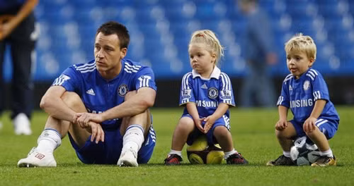 Terry cũng rất cưng chiều cặp song sinh của mình khi đưa cả những đứa trẻ đến sân tập với bố.