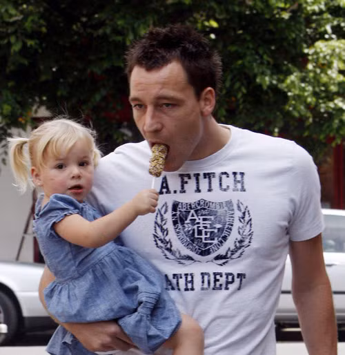 Dù trên sân hay ngoài sân bóng Terry vẫn dành thời gian cho các con.