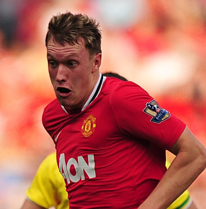 Với tài năng đó, Jones đã được lọt vào mắt xanh HLV lão làng Alex Ferguson. Và không ngạc nhiên khi Jones chính là bản hợp đồng đầu tiên mà BLĐ MU đưa về sân Old Trafford mùa hè qua. Với tài năng đó, Jones đã được lọt vào mắt xanh HLV lão làng Alex Ferguson. Và không ngạc nhiên khi Jones chính là bản hợp đồng đầu tiên mà BLĐ MU đưa về sân Old Trafford mùa hè qua.