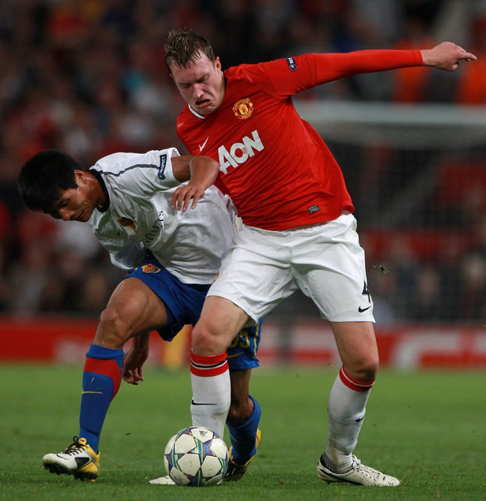 Lần đầu tiên Jones thi đấu cho đội U-19 Anh là trận thắng 3-1 của Tam Sư trước Thổ Nhĩ Kỳ vào ngày 17 tháng 11 năm 2009. Sau đó vào tháng 8 năm đó, anh có trận đấu đầu tiên cho đội U-21 của Anh trong cuộc đối đầu với Uzbekistan. Lần đầu tiên Jones thi đấu cho đội U-19 Anh là trận thắng 3-1 của Tam Sư trước Thổ Nhĩ Kỳ vào ngày 17 tháng 11 năm 2009. Sau đó vào tháng 8 năm đó, anh có trận đấu đầu tiên cho đội U-21 của Anh trong cuộc đối đầu với Uzbekistan.