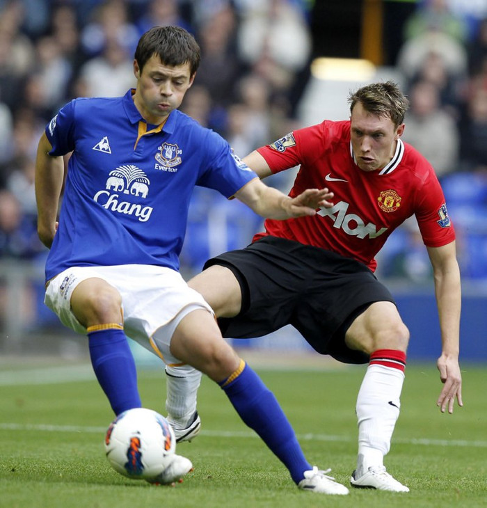 Và nhanh chóng tài năng trẻ người Anh đã chứng tỏ khả năng chơi bóng đa năng của mình. Điều đáng ngạc nhiên là khả năng chơi bóng chững chạc khác hẳn với độ tuổi của một cầu thủ sinh năm 1992. Đặc biệt, Jones luôn thi đấu hết mình mỗi khi được ra sân. Và nhanh chóng tài năng trẻ người Anh đã chứng tỏ khả năng chơi bóng đa năng của mình. Điều đáng ngạc nhiên là khả năng chơi bóng chững chạc khác hẳn với độ tuổi của một cầu thủ sinh năm 1992. Đặc biệt, Jones luôn thi đấu hết mình mỗi khi được ra sân.