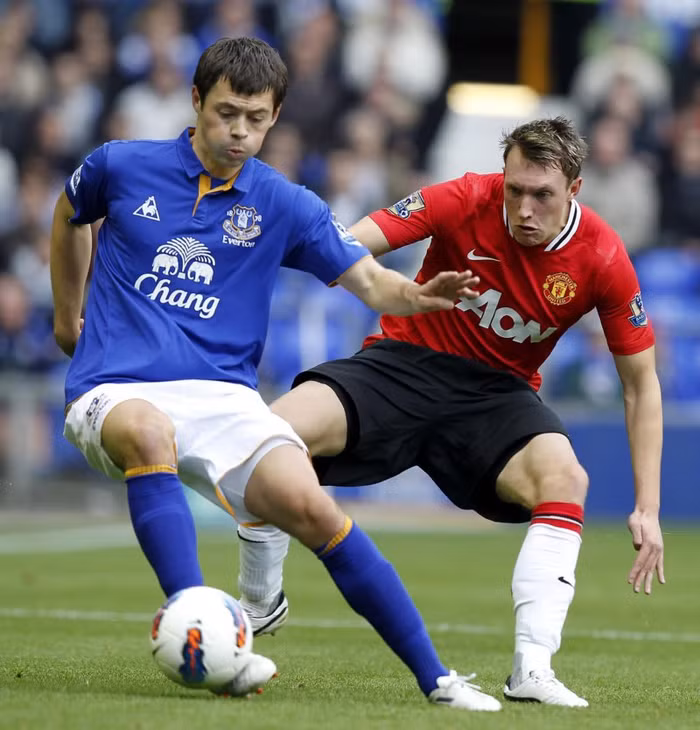 Và nhanh chóng tài năng trẻ người Anh đã chứng tỏ khả năng chơi bóng đa năng của mình. Điều đáng ngạc nhiên là khả năng chơi bóng chững chạc khác hẳn với độ tuổi của một cầu thủ sinh năm 1992. Đặc biệt, Jones luôn thi đấu hết mình mỗi khi được ra sân.