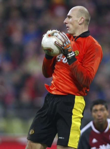 Tiền đạo cao kều người CH Czech Jan Koller vững vàng trước khung gỗ. Tiền đạo cao kều người CH Czech Jan Koller vững vàng trước khung gỗ.