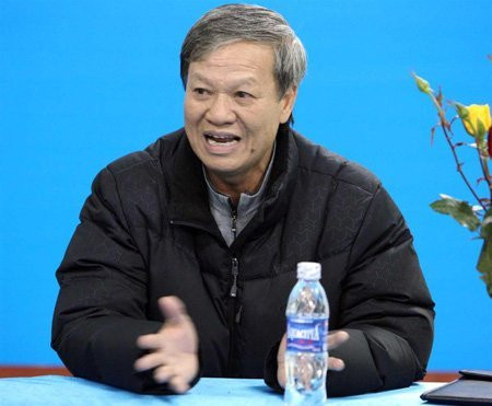 HLV Lê Thụy Hải rời sân Thanh trong tê tái sau trận đấu ở vòng 9 HLV Lê Thụy Hải rời sân Thanh trong tê tái sau trận đấu ở vòng 9