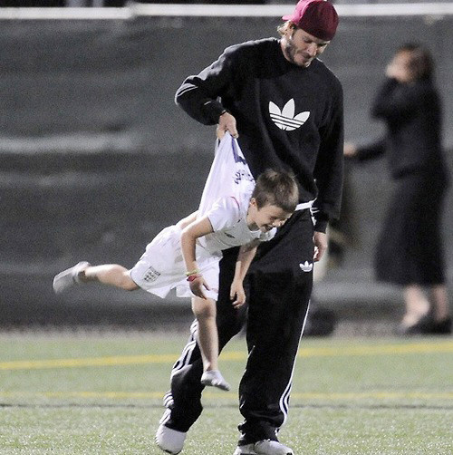 David Beckham là người xứng đáng với danh hiệu ông bố đảm đang nhất làng thể thao. Bất kể đi đâu, làm gì Becks cũng dắt theo những cậu quý tử của mình. David Beckham là người xứng đáng với danh hiệu ông bố đảm đang nhất làng thể thao. Bất kể đi đâu, làm gì Becks cũng dắt theo những cậu quý tử của mình.