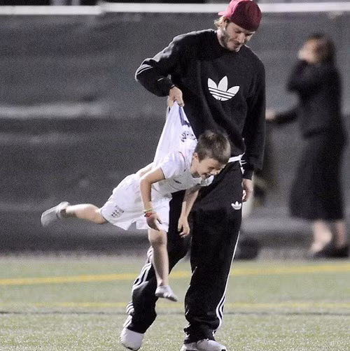 David Beckham là người xứng đáng với danh hiệu ông bố đảm đang nhất làng thể thao. Bất kể đi đâu, làm gì Becks cũng dắt theo những cậu quý tử của mình.