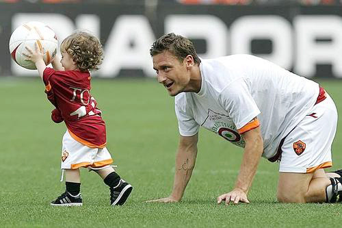 Totti cũng đưa Cristian ra sân tập và rất ngộ nghĩnh khi chơi cùng cậu con trai nhỏ. Totti cũng đưa Cristian ra sân tập và rất ngộ nghĩnh khi chơi cùng cậu con trai nhỏ.