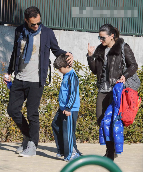 Ricardo Carvalho thể hiện tình yêu với bà xã bằng cách cùng cô đưa, đón con đi học khi rảnh rỗi. Ricardo Carvalho thể hiện tình yêu với bà xã bằng cách cùng cô đưa, đón con đi học khi rảnh rỗi.