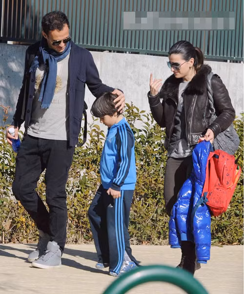 Ricardo Carvalho thể hiện tình yêu với bà xã bằng cách cùng cô đưa, đón con đi học khi rảnh rỗi.