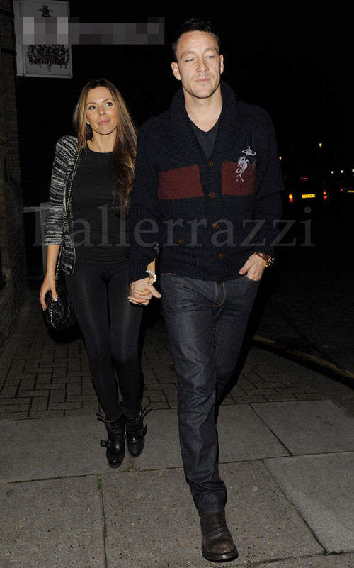 John Terry và bà xã Toni vẫn giữ được hạnh phúc gia đình sau bê bối tình ái đáng xấu hổ với Vanessa Perroncell, bạn gái cũ của đồng đội Wayne Bridge. John Terry và bà xã Toni vẫn giữ được hạnh phúc gia đình sau bê bối tình ái đáng xấu hổ với Vanessa Perroncell, bạn gái cũ của đồng đội Wayne Bridge.