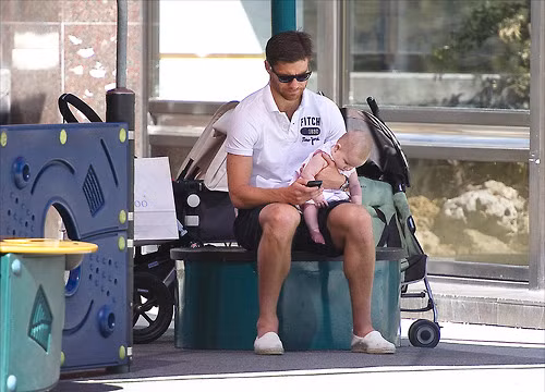 Xabi Alonso trông rất đảm đang khi trông giữ đứa con nhỏ Anne