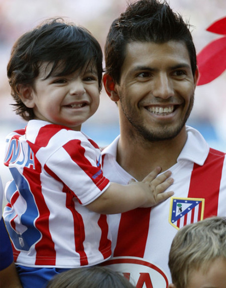 Cậu con trai Benjamin của Aguero đẹp như thiên thần, tiền đạo Man City có thể quên hết mệt mỏi sau những trận đấu khi ở bên con. Cậu con trai Benjamin của Aguero đẹp như thiên thần, tiền đạo Man City có thể quên hết mệt mỏi sau những trận đấu khi ở bên con.