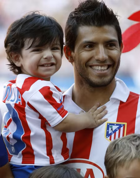 Cậu con trai Benjamin của Aguero đẹp như thiên thần, tiền đạo Man City có thể quên hết mệt mỏi sau những trận đấu khi ở bên con.