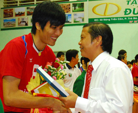 Tuyển thủ Hữu Hà (áo đỏ) là một trong những cầu thủ chơi dưới sức trong trận đấu giữa Đức Long -QK5 và Sanest Khánh Hòa. Ảnh: VNE Tuyển thủ Hữu Hà (áo đỏ) là một trong những cầu thủ chơi dưới sức trong trận đấu giữa Đức Long -QK5 và Sanest Khánh Hòa. Ảnh: VNE