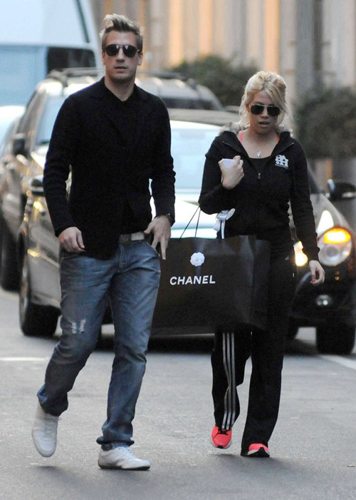 Cặp đôi Maxi Lopez - Wanda Nara vừa đón cậu con trai thứ ba. Tiền đạo người Argentina cũng đang là trung tâm chú ý khi bị nghi có ảnh chat sex. Cặp đôi Maxi Lopez - Wanda Nara vừa đón cậu con trai thứ ba. Tiền đạo người Argentina cũng đang là trung tâm chú ý khi bị nghi có ảnh chat sex.