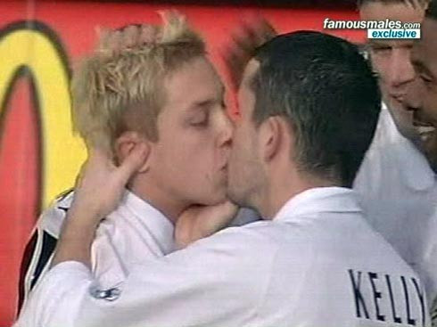 Alan Smith và Gary Kelly ăn mừng bàn thắng cho Leeds Utd bằng màn khóa môi ngay trước mặt đồng đội Alan Smith và Gary Kelly ăn mừng bàn thắng cho Leeds Utd bằng màn khóa môi ngay trước mặt đồng đội