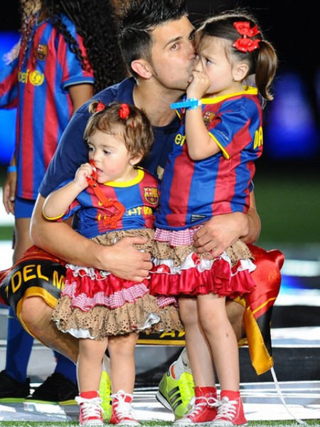 David Villa rất hạnh phúc khi bên hai cô con gái nhỏ - thiên thần của anh. David Villa rất hạnh phúc khi bên hai cô con gái nhỏ - thiên thần của anh.