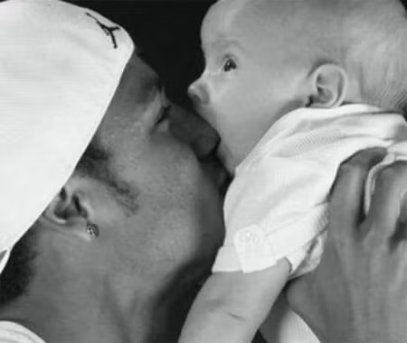 Neymar cũng làm bố ở độ tuổi của Jack Wilshere, và ông bố trẻ cũng tỏ ra rất cưng con.