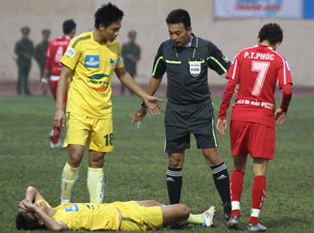 Trọng tài Võ Minh Trí đang là tâm điểm chú ý của dư luận. Trọng tài Võ Minh Trí đang là tâm điểm chú ý của dư luận.