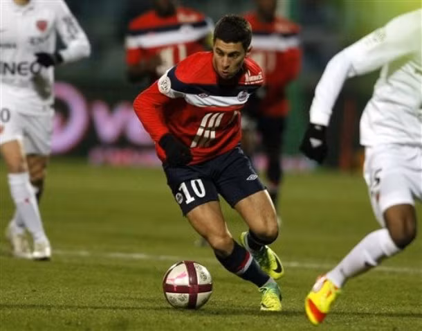 1. Eden Hazard chính là cái tên đầu tiên được Abramovich nhắm tới. Ngôi sao người Bỉ đang được hàng loạt CLB châu Âu săn đón, từ Real, Man Utd, Arsenal đều nhảy vào cạnh tranh với Chelsea. Bản thân tiền vệ trẻ tuổi này cũng thừa nhận mình sẽ rời Lille vào mùa hè tới đồng thời đã ngỏ lời với Premier League. Hazard là một nhà kiến tạo tài năng và hứa hẹn sẽ trở thành siêu sao của bóng đá thể giới với những gì đã thể hiện. Với túi tiền không đáy của mình, Abramovich đã sẵn sàng chi rất đậm cho thương vụ này.